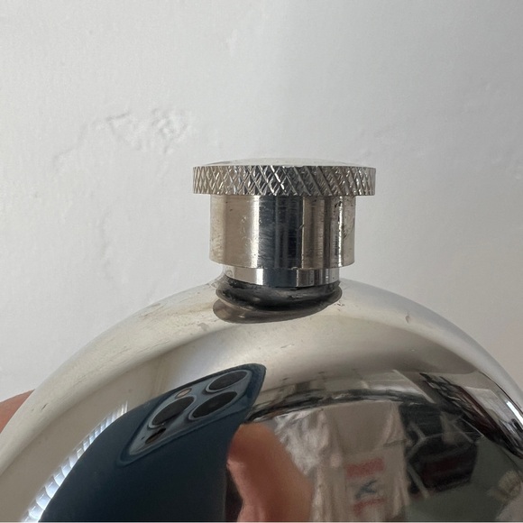 Isola Salut! Polished Stainless Steel 3oz round modern HIP FLASK pocket flask - Picture 7 of 10